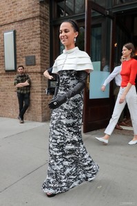 aliciavikander_metgala2018_009.thumb.jpg.b252c8a815d9971123b38e5740b9d0f3.jpg