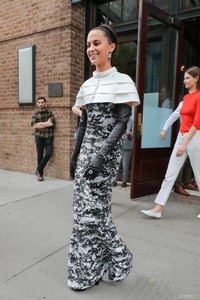 aliciavikander_metgala2018_010.thumb.jpg.0f78c7aa3a53d6cc9ada81f45190d6ea.jpg