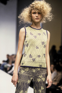 angela-missoni-ss-1997-2.thumb.jpg.2cd09ef0c8491d82425c8ed0661bc037.jpg