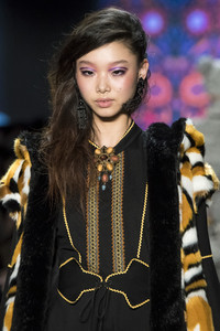 anna-sui-clp-rf18-0281.thumb.jpg.37c4f1790c4c92136154036d16e944ec.jpg