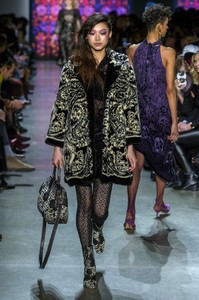 anna-sui-rf18-0519.thumb.jpg.098725fff16e5fb6f079fdcdfe01a9be.jpg