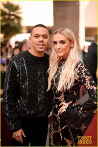 ashlee-simpson-evan-ross-make-it-date-night-at-bbmas-01.jpg