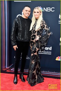 ashlee-simpson-evan-ross-make-it-date-night-at-bbmas-02.jpg