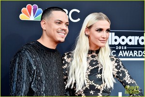 ashlee-simpson-evan-ross-make-it-date-night-at-bbmas-03.jpg