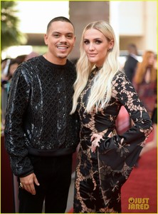 ashlee-simpson-evan-ross-make-it-date-night-at-bbmas-05.jpg