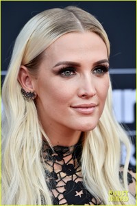 ashlee-simpson-evan-ross-make-it-date-night-at-bbmas-06.jpg