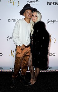 ashlee-simpson-jennifer-lopez-celebrates-release-of-new-single-dinero-in-las-vegas-0.jpg