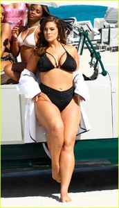 ashley-graham-power-of-paparazzi-for-all-05.jpg