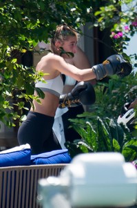 bella-hadid-and-hailey-baldwin-boxing-workout-in-the-garden-in-miami-beach-3.jpg