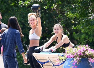 bella-hadid-and-hailey-baldwin-boxing-workout-in-the-garden-in-miami-beach-6.jpg