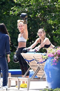 bella-hadid-and-hailey-baldwin-boxing-workout-in-the-garden-in-miami-beach-9.jpg