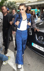 bella-hadid-at-the-airport-in-nice-05-08-2018-1.thumb.jpg.a43594405330fed304563acc7a215a02.jpg