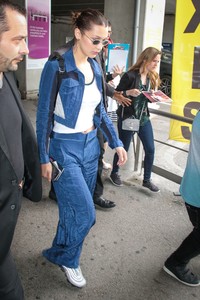 bella-hadid-at-the-airport-in-nice-05-08-2018-4.thumb.jpg.4bea29cad6a44dd5c303ed66b3f1b480.jpg