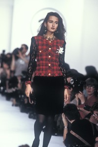 chanel-fw-1988-2.thumb.jpg.020cfd5e91f4bc5fe952af50ef5f43e3.jpg