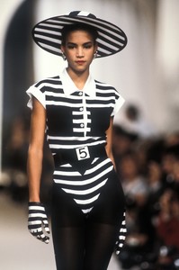 chanel-ss-1987-1.thumb.jpg.61c799e32a25fb30f497eb108eeafc52.jpg