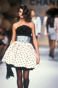 chanel-ss-1988-4.thumb.jpg.f6a9df051b3813ceb97fc5fd551dd539.jpg