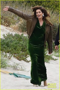 cindy-crawford-glam-photo-shoot-on-the-beach-01.jpg