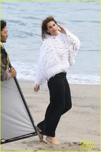 cindy-crawford-glam-photo-shoot-on-the-beach-02.jpg
