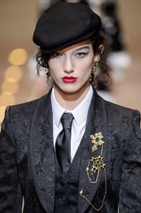 dolce-e-gabbana-clpa-rf18-0428.thumb.jpg.ef226c22869a69ac2f325c3fd77f08eb.jpg