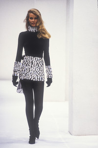 dolce-gabbana-fw-1991-6.thumb.jpg.1673c40ce6b1f373468468932c35fbcd.jpg