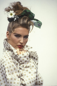 dolce-gabbana-ss-1992-2.thumb.jpg.9fc04022a806c6a601f0ee407a3d1c8e.jpg