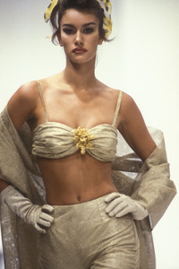 dolce-gabbana-ss-1992-2.thumb.jpg.baee731914a7c52da43b0aea51f17ac9.jpg