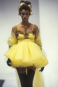 dolce-gabbana-ss-1992-3.thumb.jpg.565911791a5cada81d01662f60f06b54.jpg