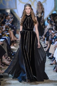 elie-saab-hc-rf17-0008.thumb.jpg.29c9ca9f22f9727fb56310fc0cd6d056.jpg