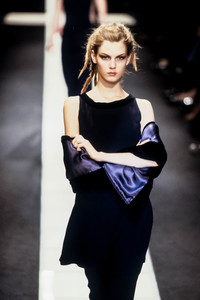 emporio-armani-fw-1997-2.thumb.jpg.517afad54d3c084bdef8dbe897f953f8.jpg