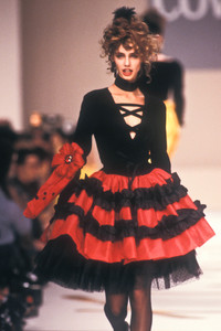 enrico-coveri-fw-1988-5.thumb.jpg.97f5fe315e3e724393b7aa4be18cb7a7.jpg