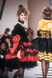 enrico-coveri-fw-1988-6.thumb.jpg.e014654ce4cd65e6bc6ef1c284935dd1.jpg