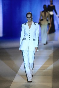 escada-ss-1999-12.thumb.jpg.3c9d7bdf4881a1f7a88811a85b32d064.jpg