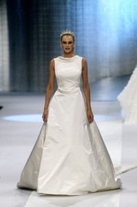 escada-ss-1999-16.thumb.jpg.160018634c6f3918375873a8d1f22c68.jpg