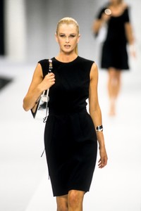 escada-ss-1999-3.thumb.jpg.54e570d065364dad005b5fdcebf9ab56.jpg