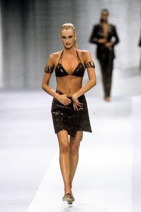 escada-ss-1999-5.thumb.jpg.4242a9656abf4b05c9d38adaf7be6604.jpg