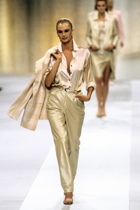 escada-ss-1999-7.thumb.jpg.651b1b90f601a9dcda2904e93be237c0.jpg