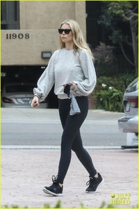 gwyneth-paltrow-gets-in-early-morning-workout-in-brentwood-01.jpg