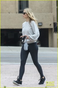 gwyneth-paltrow-gets-in-early-morning-workout-in-brentwood-05.jpg
