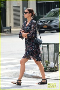 irina-shayk-steps-out-for-solo-shopping-trip-in-nyc-03.jpg