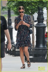 irina-shayk-steps-out-for-solo-shopping-trip-in-nyc-05.jpg
