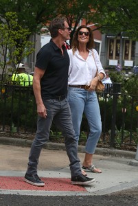 kaia-gerber-cindy-crawford-rande-gerber-walking-around-soho-looking-at-billboards-of-presley-and-kaia-in-nyc-2.jpg