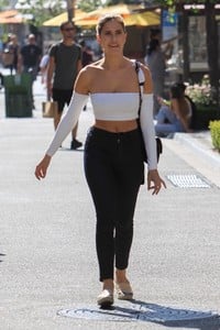 kara-del-toro-shopping-with-her-mom-at-the-grove-in-west-hollywood-0.jpg