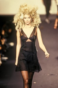 karl-lagerfeld-fw-1994-5.thumb.jpg.f866872d21fe3a13e794f7c40d87a867.jpg