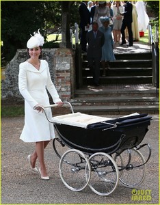 kate-middleton-has-worn-her-royal-wedding-outfit-twice-before-04.jpg