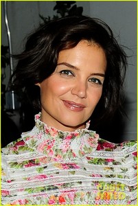 katie-holmes-mother-step-out-to-support-ava-duvernay-at-queen-sugar-garden-party-08.thumb.JPG.9c4e796cc17960dcc229454b7fb98b01.JPG