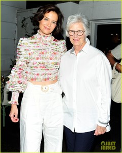 katie-holmes-mother-step-out-to-support-ava-duvernay-at-queen-sugar-garden-party-09.thumb.JPG.a9417a03504c89eb483f6e5c30d6b18a.JPG