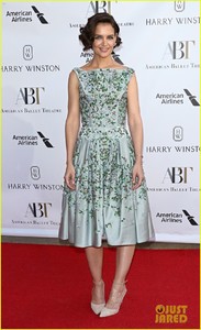katie-holmes-stuns-in-blue-floral-gown-at-american-ballet-theatre-spring-gala-2018-07.jpg
