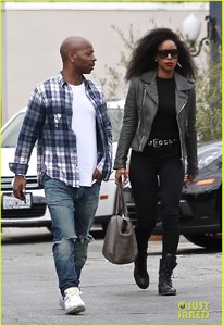kelly-rowland-steps-out-with-tim-weatherspoon-05.jpg