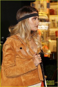 kendall-jenner-cara-delevingne-paris-jackson-longchamp-event-20.JPG