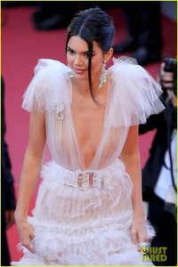 kendall-jenner-hailey-baldwin-cannes-film-festival-13.jpg